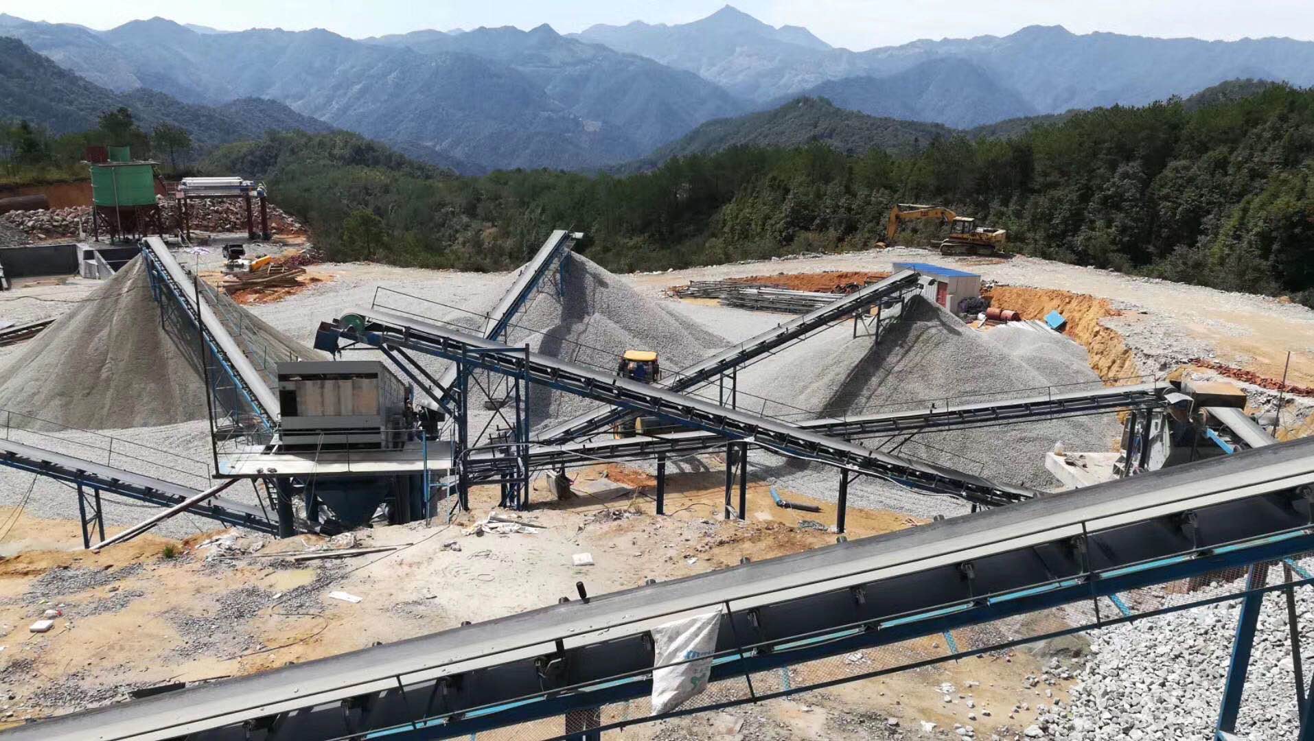 <b>湖北客戶時產200噸砂石線生產現場</b>