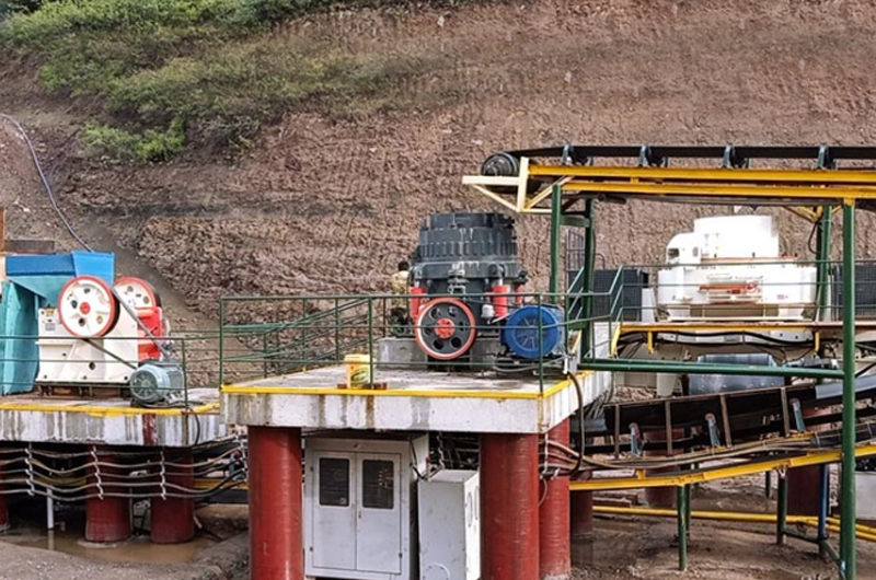 750鄂式破碎機工作現場